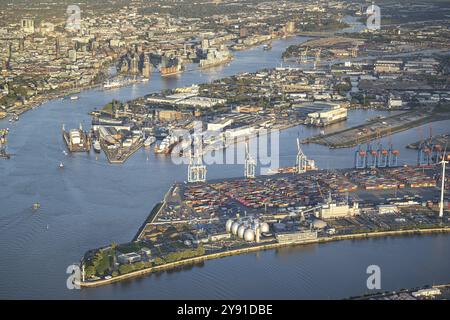 Aus der Vogelperspektive des Hamburger Hafens mit Elbe, Elbphilharmonie, Speicherstadt, Hafenstadt, Containerterminals, Stege, Trockendock und schwimmend Stockfoto