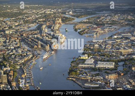 Aus der Vogelperspektive des Hamburger Hafens mit Elbe, Elbphilharmonie, Speicherstadt, Hafenstadt, Containerterminals, Stege, Trockendock und schwimmend Stockfoto