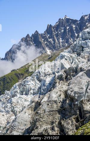 Gletschereis des Glacier des Bossons, hinter spitzen Berggipfeln, Chamonix, Haute-Savoie, Frankreich, Europa Stockfoto