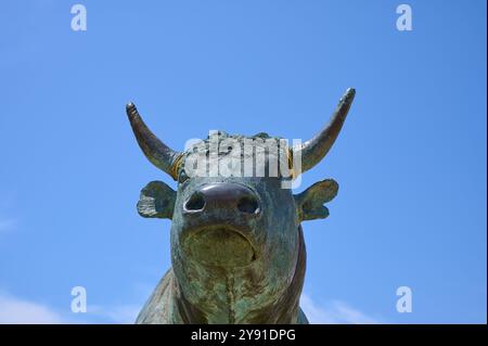 Bronze-Stier, Statue von VOVO dem Stier, von Peter Ball, vor einem klaren blauen Himmel, strahlend Kraft und Majestät, Sommer, Saintes-Maries-de-la-Mer, C. Stockfoto