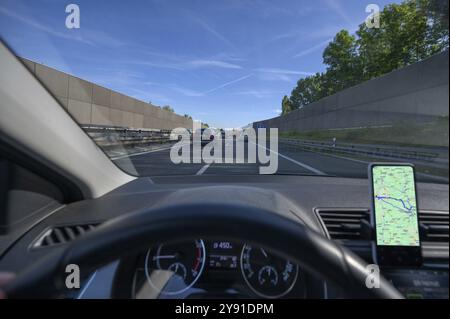 Fahren auf der Autobahn A73 mit Handy-Navigation, Lärmschutzwände links und rechts, Bayern, Deutschland, Europa Stockfoto