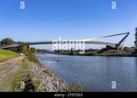 Neue Brücke über den Rhein-Herne-Kanal und die Emscher, Sprung über die Emscher, Fahrrad- und Fußgängerbrücke, 412 Meter lang, an der sogenannten Emscher Stockfoto