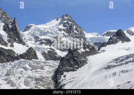 La Jonction, Gletscherzunge, Glacier des Bossons trifft Glacier de Taconnaz, Gipfel des Mont Maudit und Mont Blanc, Chamonix, Haute-Savoie, Frankreich, Euro Stockfoto