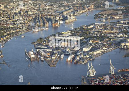 Aus der Vogelperspektive des Hamburger Hafens mit Elbe, Elbphilharmonie, Speicherstadt, Hafenstadt, Containerterminals, Stege, Trockendock und schwimmend Stockfoto