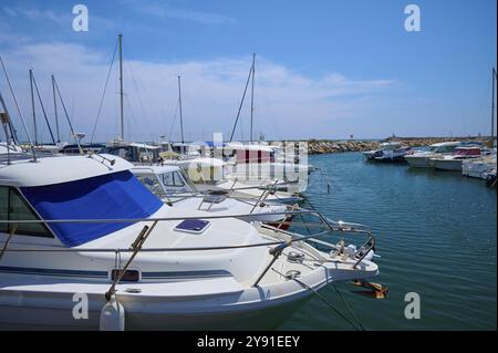 Boote im Yachthafen an einem sonnigen, blauen Himmel Tag auf dem Wasser, Saintes-Maries-de-la-Mer, Mittelmeer, Camargue, Frankreich, Europa Stockfoto