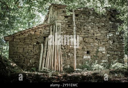 Handgefertigtes Haus in den Wäldern des Apennins. Antikes, selbstgemachtes Haus im Wald von Badia Moscheta, Gemeinde Firenzuola, Metropolstadt Stockfoto