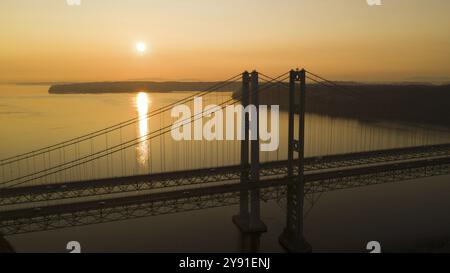 Verkehr zahlt die Brücke in eine Richtung zu überqueren, als am Nachmittag über den Puget Sound in Washington verblasst Stockfoto