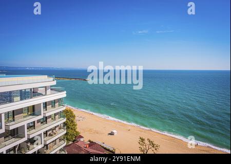 Blick von einem Hotel auf den endlosen goldenen Strand am blauen (schwarzen) Meer, Golden Sands, Varna, Bulgarien, Europa Stockfoto