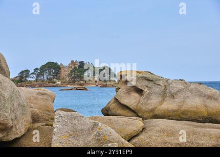 Blick auf die vorgelagerte Insel mit dem Chateau de Costaeres, blauem Himmel, Plage de Tourony, Tournoy Beach, Cote de Granit Rose, Bretagne, Frankreich, Europ Stockfoto