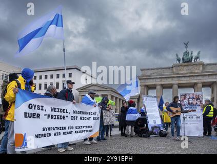 Deutschland, Berlin, 03.10.2024, Protest von in Deutschland lebenden Russen gegen Putin und Sympathisanten, Demokratie-Ja e.V., Sängerin, Brandenburger Tor, Euro Stockfoto