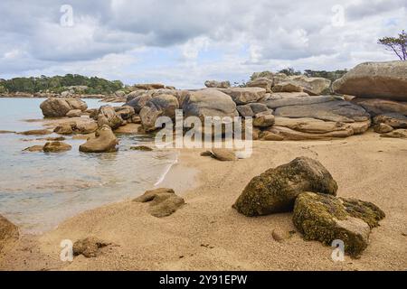 Heller Sand und runde Granitfelsen, Plage de Tourony, Tournoy Beach, Cote de Granit Rose, Bretagne, Frankreich, Europa Stockfoto