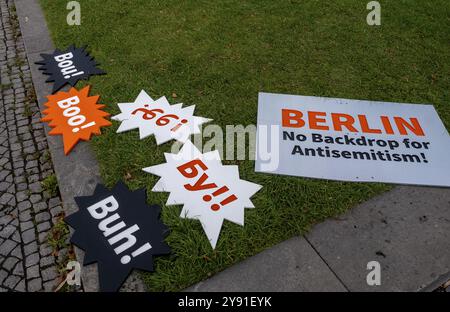 Deutschland, Berlin, 03.10.2024, BERLIN - kein Hintergrund für Antisemetismus! / Keine Kulisse für Antisemitismus!, Buh (russisch), Europa Stockfoto