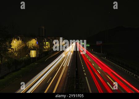 Lichtspuren von Autos auf einer Autobahn bei Nacht, erstellt durch lange Exposition, Kaiseraugst, Kanton Aarau, Schweiz, Europa Stockfoto