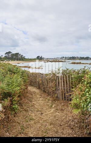 Küstenwanderweg GR 34 und runde Granitfelsen mit Blick auf Saint-Guirec, Plage de Tourony, Tournoy Beach, Cote de Granit Rose, Bretagne, Franc Stockfoto