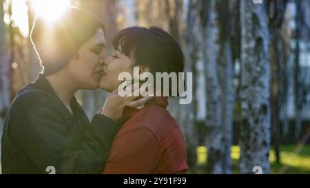 Eine junge Frau, die ihrer Freundin einen Kuss auf die Lippen gibt, mit viel Kopierraum Stockfoto