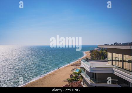 Dachterrasse des Hotels mit Blick auf den Strand und das weite Schwarze Meer unter klarem Himmel, Golden Sands, Varna, Bulgarien, Europa Stockfoto