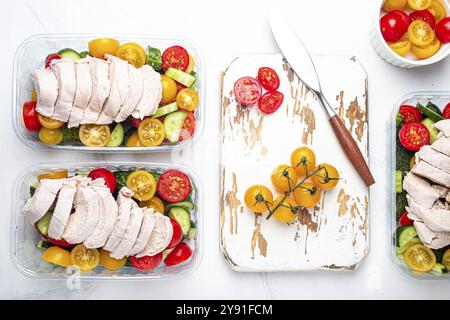 Gesunde Mahlzeit Vorbereitung für das Mittagessen, Diät gekochtes Hühnerfilet mit Gemüsesalat in Lunch-Boxen Behälter Draufsicht auf weißem Marmorküchentisch Backgro Stockfoto