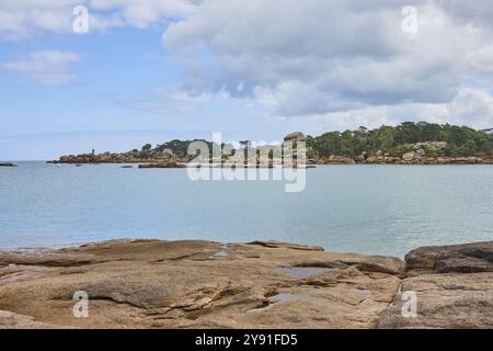 Runde Granitfelsen mit Blick auf die vorgelagerte Insel mit dem Chateau de Costaeres, Plage de Tourony, Tournoy Beach, Cote de Granit Rose, Britta Stockfoto