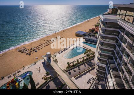 Blick auf einen Hotelkomplex mit Pool am Strand, das Schwarze Meer erstreckt sich in die Ferne, Golden Sands, Varna, Bulgarien, Europa Stockfoto