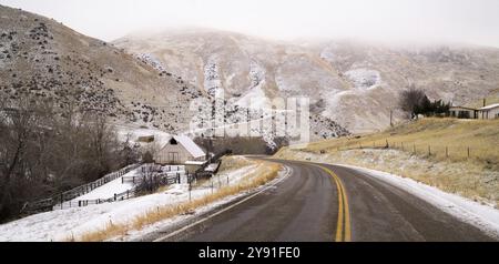 Die Straße schlängelt sich durch die ländlichen Winterlandschaft Stockfoto