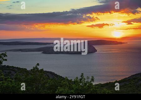 Ein ruhiger Sonnenuntergang über dem Meer mit einer Insel im Vordergrund und bunten Wolken am Himmel, Mittelmeer, Küste, Dalmatien, Kroatien, Europa Stockfoto