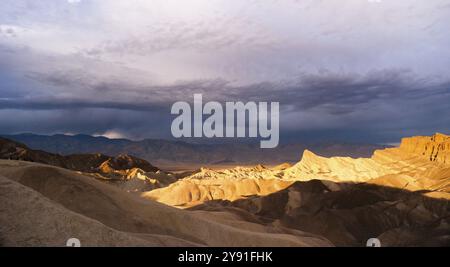 Die Wolkendecke macht es dramatische bei Sonnenaufgang im Death Valley Stockfoto