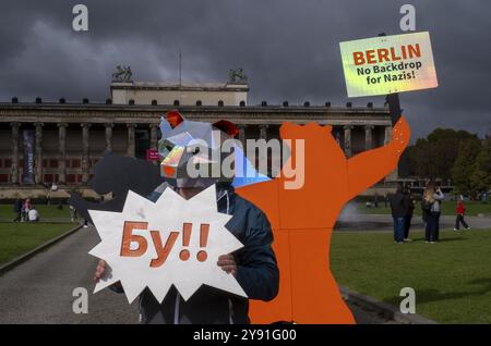 Deutschland, Berlin, 03.10.2024, BERLIN - kein Hintergrund für Nazi / keine Kulisse für Nazis!, Buh (russisch), Lustgarten, Europa Stockfoto