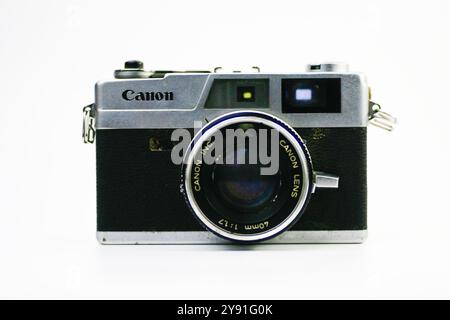 Nahaufnahme analoge Kamera Canon QL17 Canonet 35 mm isoliert auf weißem Hintergrund Stockfoto