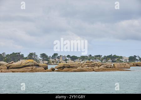 Heller Atlantik und runde Granitfelsen mit Blick über die Bucht nach Saint-Guirec, Plage de Tourony, Tournoy Beach, Cote de Granit Rose, Brittan Stockfoto