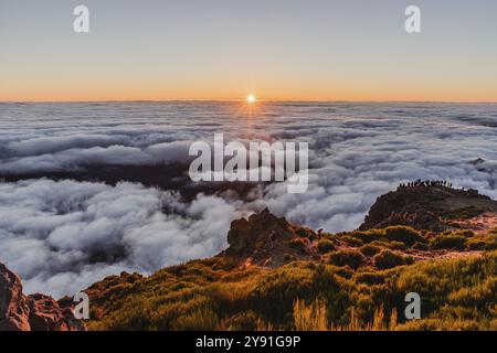 Blick auf ein Wolkenmeer bei Sonnenaufgang von einem Berggipfel mit einer ruhigen und charmanten Atmosphäre, Pico Ruivo, Madeira, Portugal, Europa Stockfoto