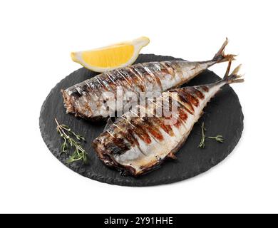 Köstliche gegrillte Makrele, Thymian und Zitrone isoliert auf weiß Stockfoto