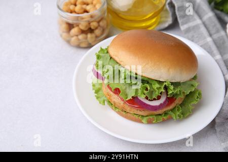 Köstlicher vegetarischer Burger mit Kichererbsenkotelett auf Lichttisch. Leerzeichen für Text Stockfoto