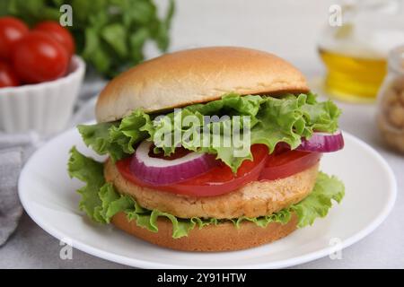 Köstlicher vegetarischer Burger mit Kichererbsenkotelett auf Lichttisch, Nahaufnahme Stockfoto