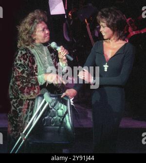 **DATEIFOTO** Cissy Houston ist verstorben. Cissy Houston und Whitney Houston 1995 Foto: John Barrett/PHOTOlink /MediaPunch Stockfoto