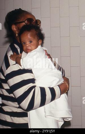 **DATEIFOTO** Cissy Houston ist verstorben. Cissy Houston mit Bobbi Kristina Brown um 1994. Hinweis: Ralph Dominguez/MediaPunch Stockfoto