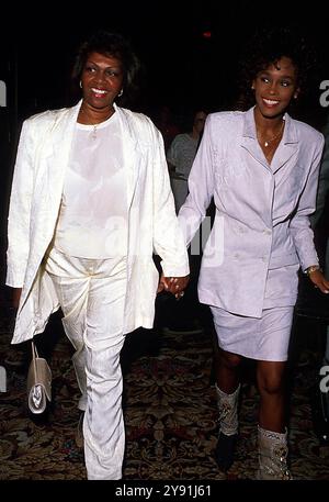 **DATEIFOTO** Cissy Houston ist verstorben. Cissy Houston und Whitney Houston Credit: Ralph Dominguez/MediaPunch Stockfoto