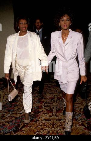 **DATEIFOTO** Cissy Houston ist verstorben. Cissy Houston und Whitney Houston Credit: Ralph Dominguez/MediaPunch Stockfoto