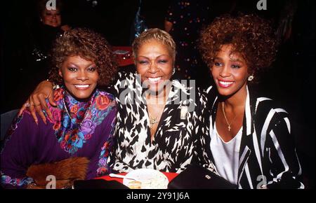 **DATEIFOTO** Cissy Houston ist verstorben. Dionne Warwick, Cissy Houston und Whitney Houston Credit: Ralph Dominguez/MediaPunch Stockfoto