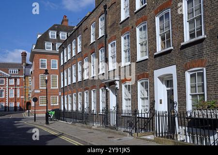 London, Großbritannien - 18. September 2024: Lord North Street in Westminster, nahe Westminster Abbey, georgianische Stadthäuser aus den frühen 1700er Jahren Stockfoto