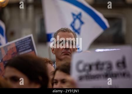 Madrid, Spanien. Oktober 2024. Der Politiker der rechtsextremen spanischen Partei VOX, Javier Ortega Smith, nimmt an der Kundgebung Teil. Hunderte von Menschen, die von der pro-israelischen Vereinigung Action and Communication on the Middle East (ACOM) aufgerufen wurden, demonstrierten in Puerta del Sol in Madrid, um der Opfer der Angriffe der Hamas in Israel vor einem Jahr zu gedenken. (Foto: David Canales/SOPA Images/SIPA USA) Credit: SIPA USA/Alamy Live News Stockfoto