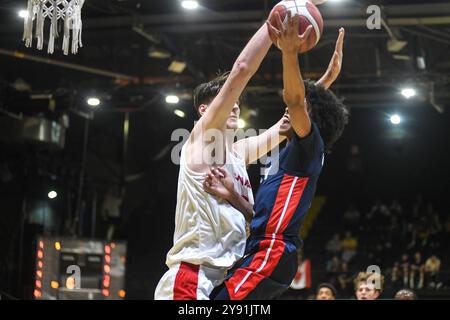 Olivier Rioux (Kanada) blockiert Christopher Brown (USA). FIBA Basketball Americup U18 - Buenos Aires 2024 Stockfoto