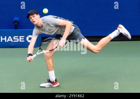 Jannik Sinner (ITA) tritt am 8. September 2024 2024 im USTA Billie Jean King National Tennis Center in New York City an. Stockfoto