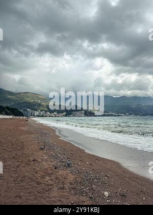 Die Adriaküste an einem bewölkten Tag in der Nähe des Dorfes Rafailovici in Montenegro Stockfoto