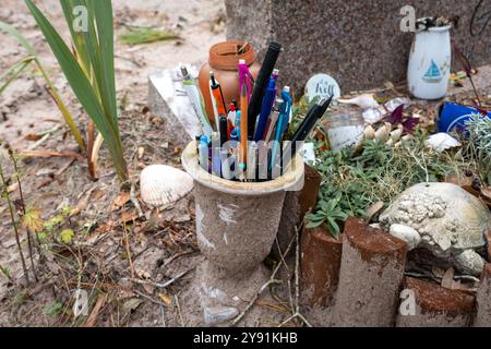Grabstätte des berühmten südländischen Schriftstellers Pat Conroy in den St. Helena Memorial Gardens in Saint Helena, South Carolina. Stockfoto