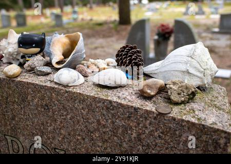 Grabstätte des berühmten südländischen Schriftstellers Pat Conroy in den St. Helena Memorial Gardens in Saint Helena, South Carolina. Stockfoto