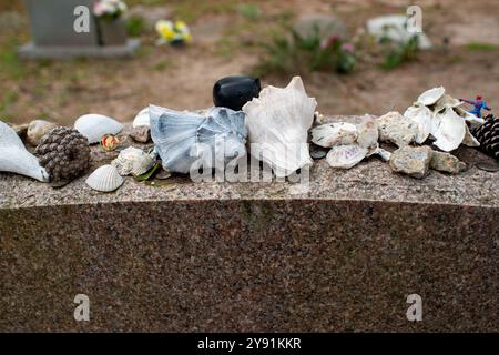Grabstätte des berühmten südländischen Schriftstellers Pat Conroy in den St. Helena Memorial Gardens in Saint Helena, South Carolina. Stockfoto
