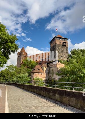 Schloss Nürnberg: Fünfeckiger Turm, Reichsstall und Luginslandturm am Sommertag, Deutschland Stockfoto