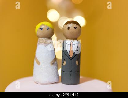 Nahaufnahme einer niedlichen kleinen Braut- und Bräutigam-Hochzeitstorte. Stockfoto