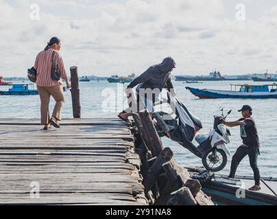 Balikpapan, Indonesien - 26. Juni 2024. Sobald das Motorrad auf die Fähre geladen wurde, ist es bereit für die Abfahrt zum Ziel. Von Stockfoto