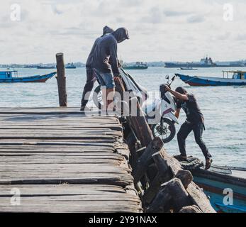 Balikpapan, Indonesien - 26. Juni 2024. Sobald das Motorrad auf die Fähre geladen wurde, ist es bereit für die Abfahrt zum Ziel. Von Stockfoto